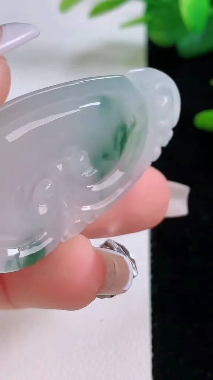 天然A货翡翠冰种飘花如意吊坠，尺寸46-28-5.6，重量:10.78g
12月6日