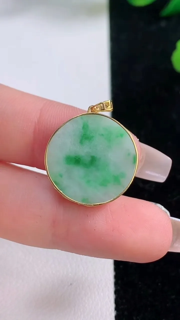 天然A货翡翠无事牌吊坠，尺寸18.6-3.3，重:2.85g
12月6日