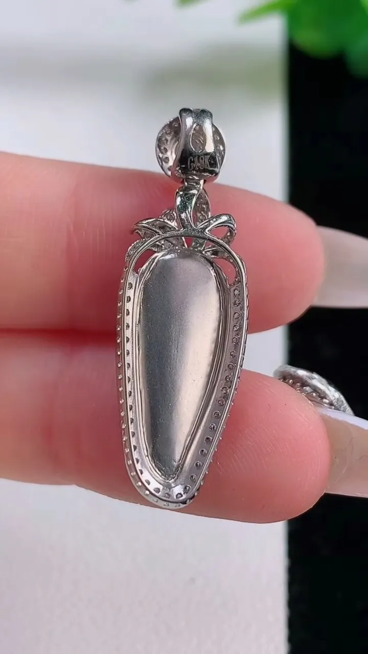 天然A货翡翠福瓜吊坠，尺寸33-10.6-5.7，裸石19-7.4重量:3.06g
12月6日