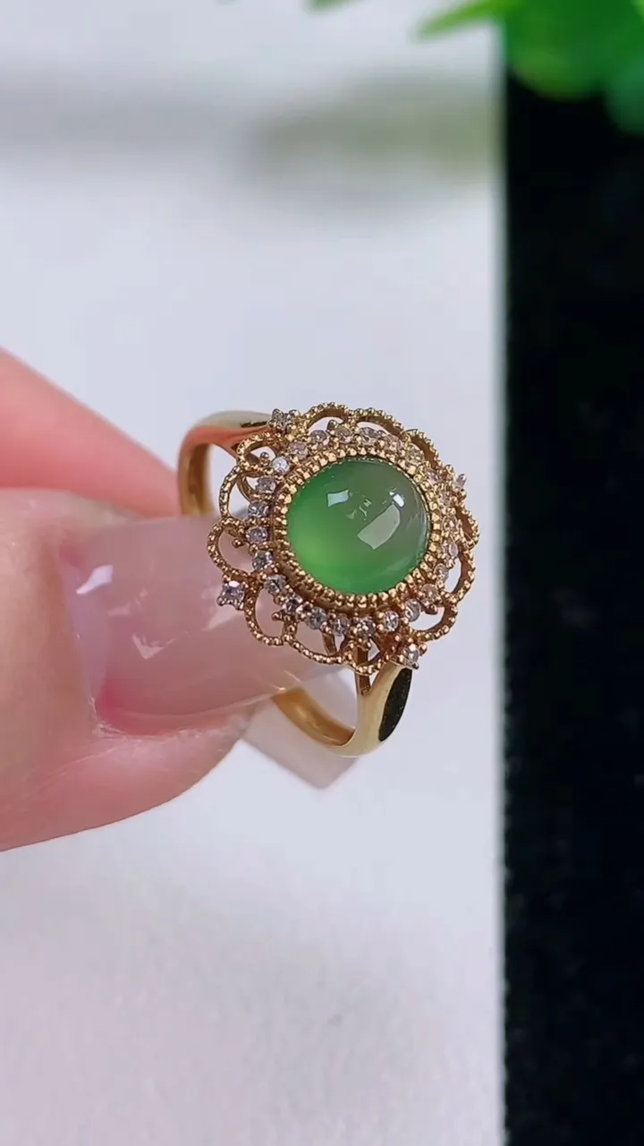 天然A货翡翠蛋面戒指，尺寸17.2-6.6-5.6-6.5，重量:2.46g2025年12月6日
工