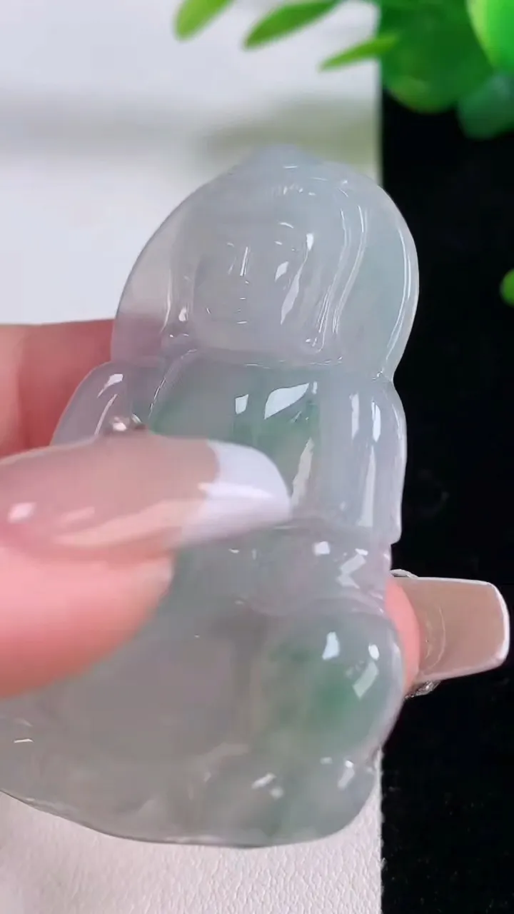 天然A货翡翠种飘花观音菩萨吊坠，尺寸55-36-4.9，重量:18.55g
12月6日