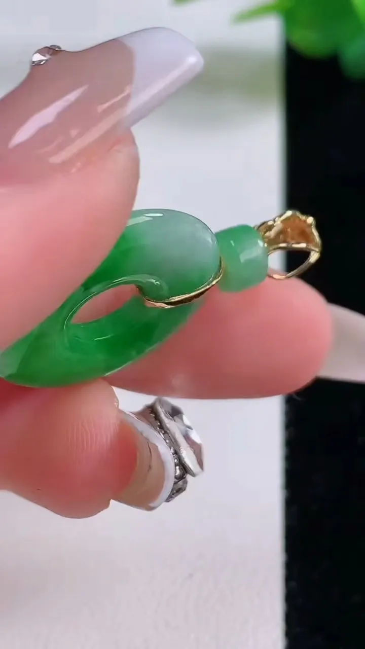 天然A货翡翠平安环吊坠，尺寸21.8-3.8，重量:4.72g
12月6日