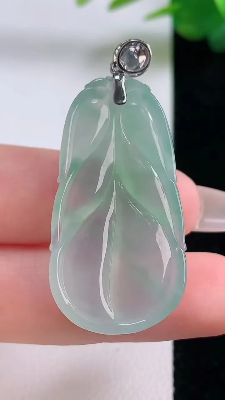 天然A货翡翠金枝玉叶 叶子吊坠，尺寸37.6-20-5.8，重量:9.10g
12月6日