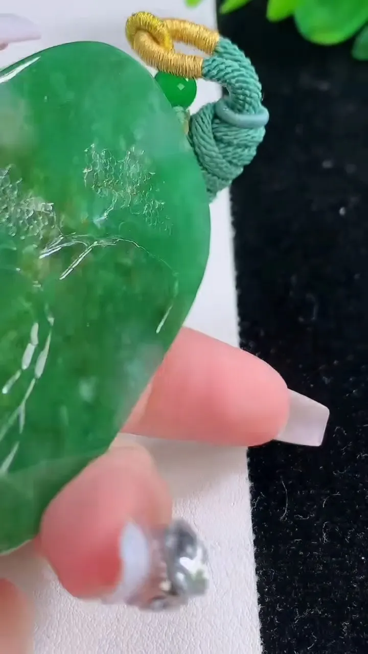 天然A货翡翠山水牌吊坠，尺寸64.8-45-12.5，重:76.76g
12月6日