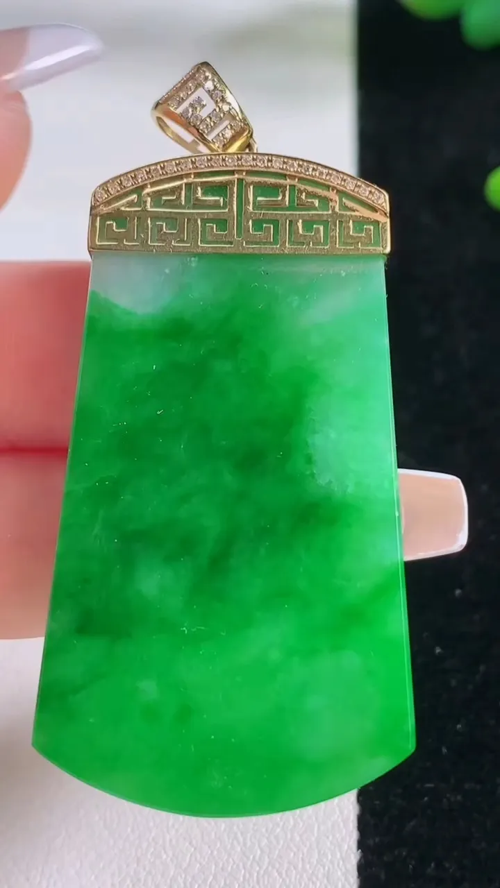 天然A货翡翠无事牌吊坠，尺寸48-26.8-3.6，重量:16.12g
12月6日