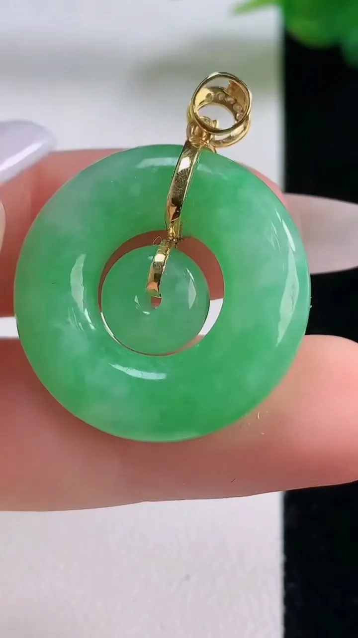 天然A货翡翠母子平安扣吊坠，尺寸25-5.8，重量:8.44g
12月6日