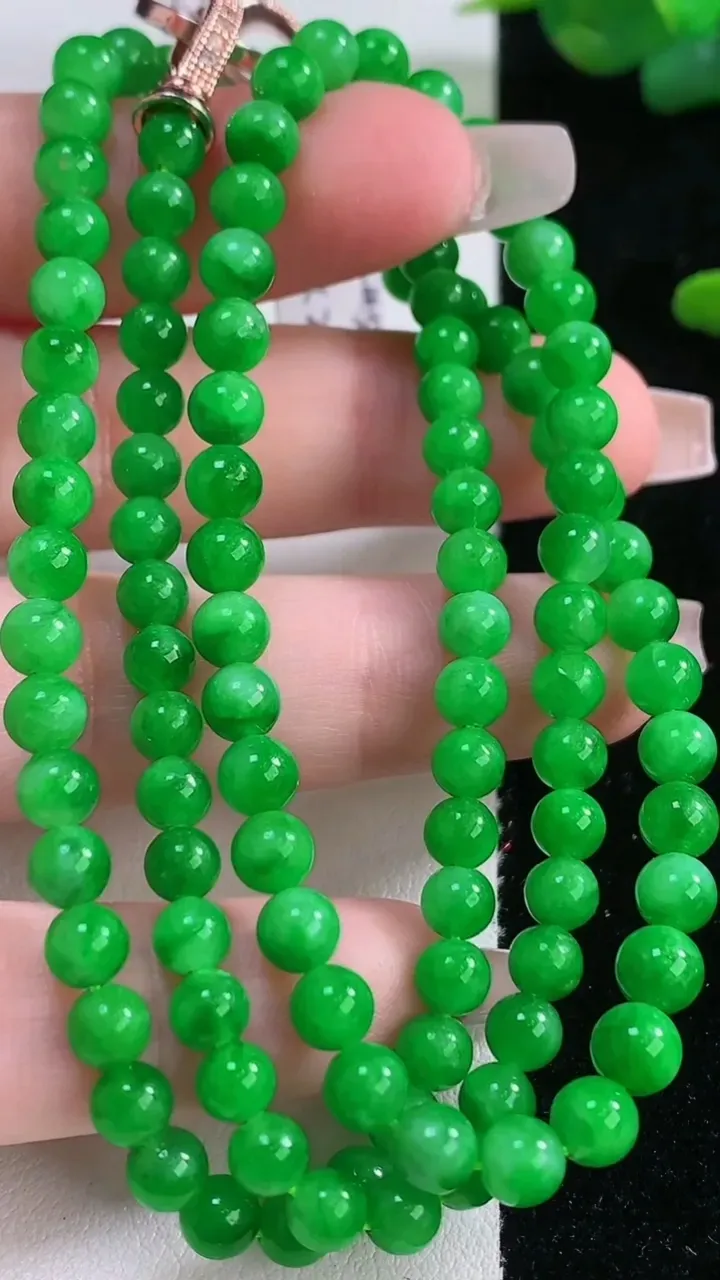 天然A货翡翠圆珠项链，尺寸5.5-113颗，重量:24.61g
12月6日