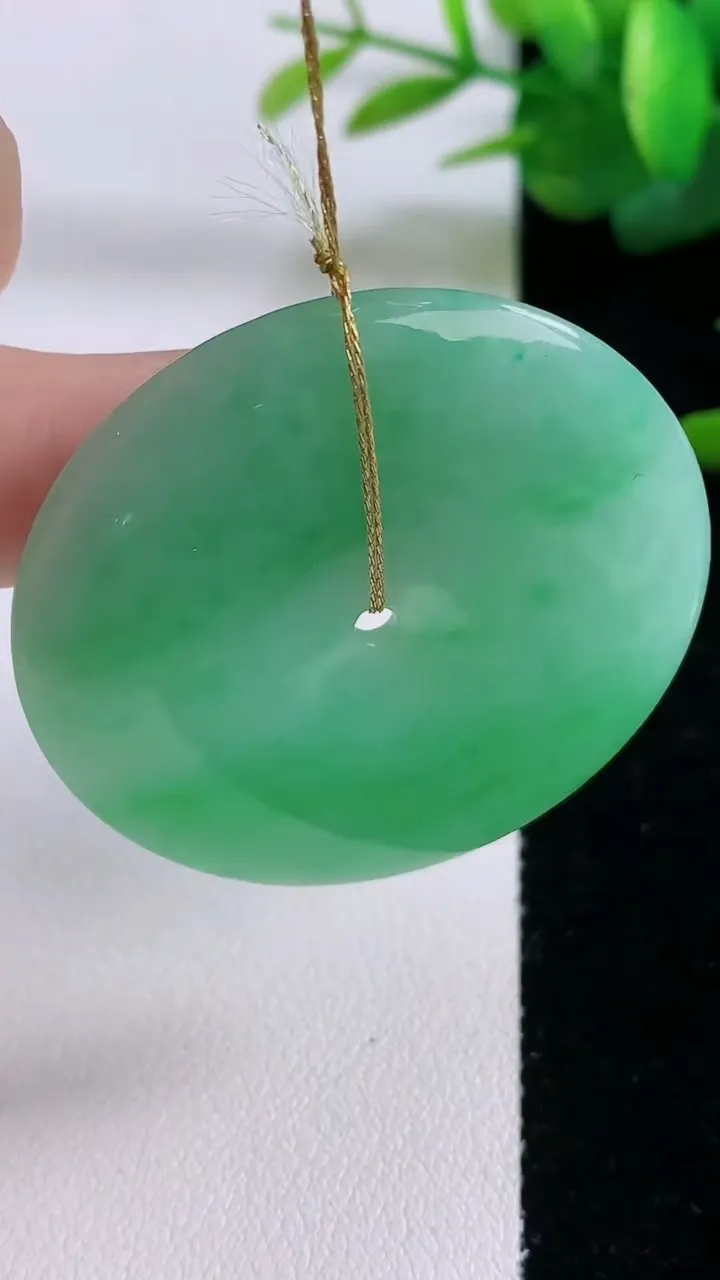 天然A货翡翠平安扣吊坠，尺寸42.8-5.7，重量:22.08g
12月6日