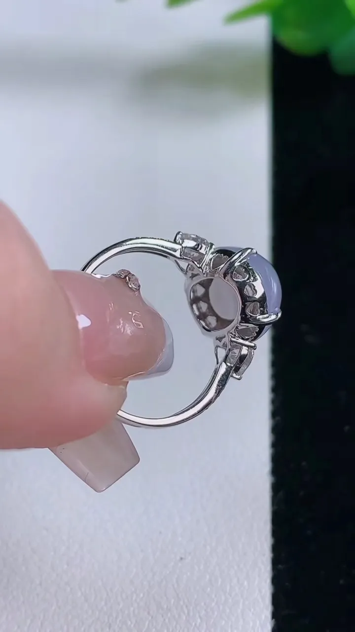 天然A货翡翠蛋面戒指，尺寸17.6-11.7-10.5-7.5，重量:3.05g2025年12月6日
工厂直销收藏佳品,种好水足，色泽均匀，有种有色，上手高大气！