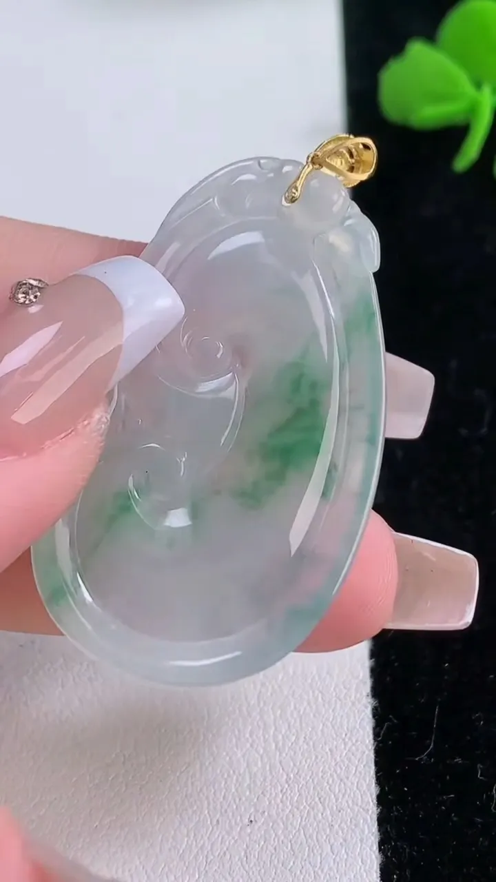 天然A货翡翠如意吊坠，尺寸46.5-24.6-3.7，重:6.66g
12月6日