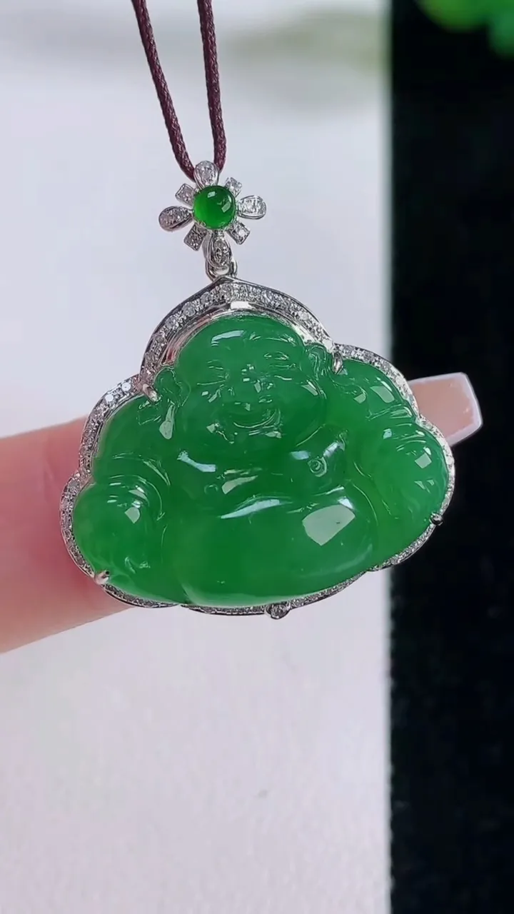 天然A货翡翠佛公吊坠，尺寸26.3-24.6-6.5，裸石17.4-22.8重量:5.09g
12月6日