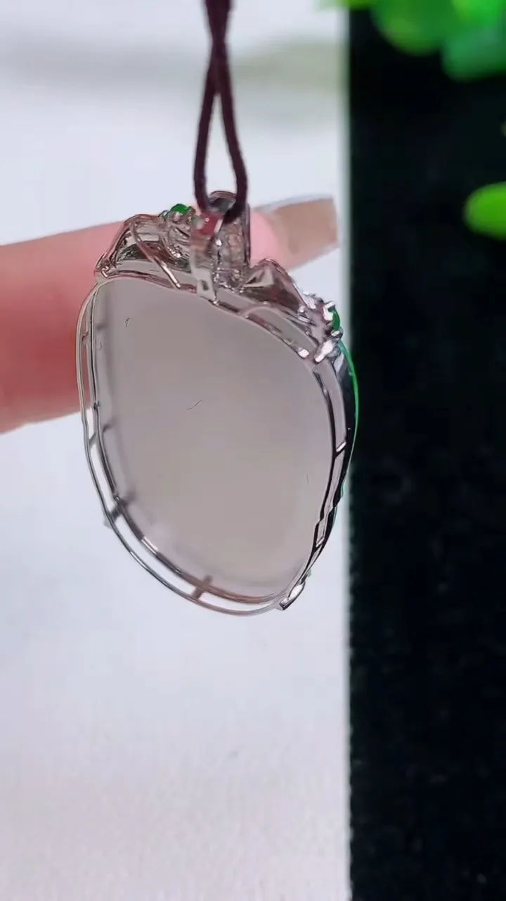 天然A货翡翠金枝玉叶 叶子吊坠，尺寸30.2-19.6-4.2，重量:8.26g
12月6日