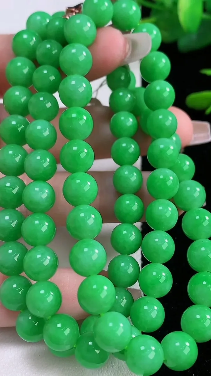 天然A货翡翠圆珠项链，尺寸8.1-72颗，重量:63.67g12月6日
工厂直销收藏佳品,种好水足，色泽均匀，有种有色，上手高大气！