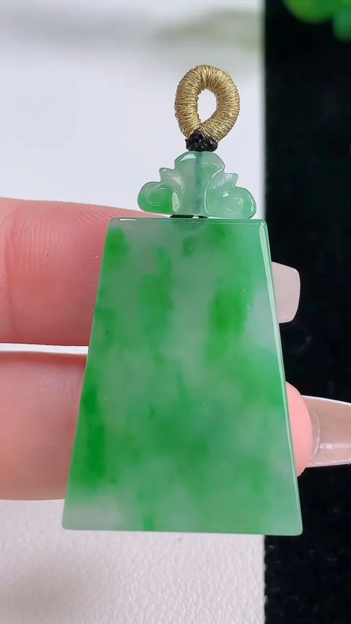 天然A货翡翠无事牌吊坠，尺寸30.7-23-2.7，重量:6.29g
12月6日