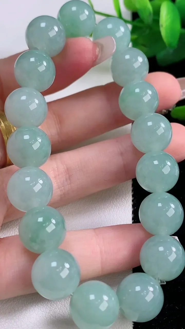 天然A货翡翠圆珠手串，尺寸12.2-17颗，重量:53.21g12月6日
工厂直销收藏佳品,种好水足，色泽均匀，有种有色，上手高大气！