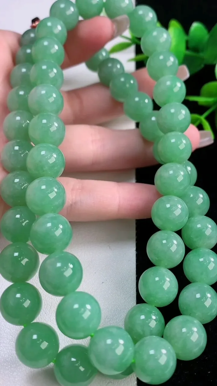 天然A货翡翠圆珠项链，尺寸11.4-52颗，重量:138.08g12月6日
工厂直销收藏佳品,种好水足，色泽均匀，有种有色，上手高大气！