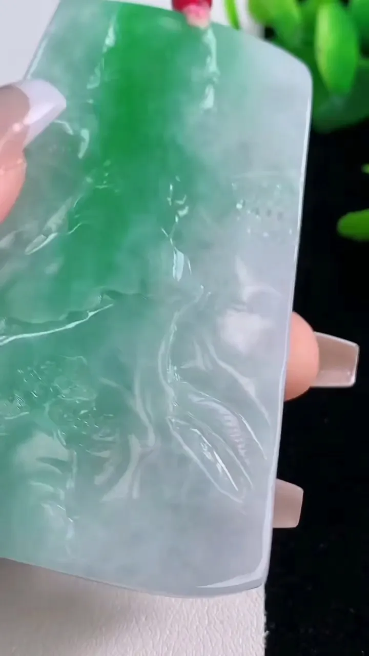 天然A货翡翠山水牌吊坠，尺寸76.7-47.3-5.7，重量:49.32g
12月6日