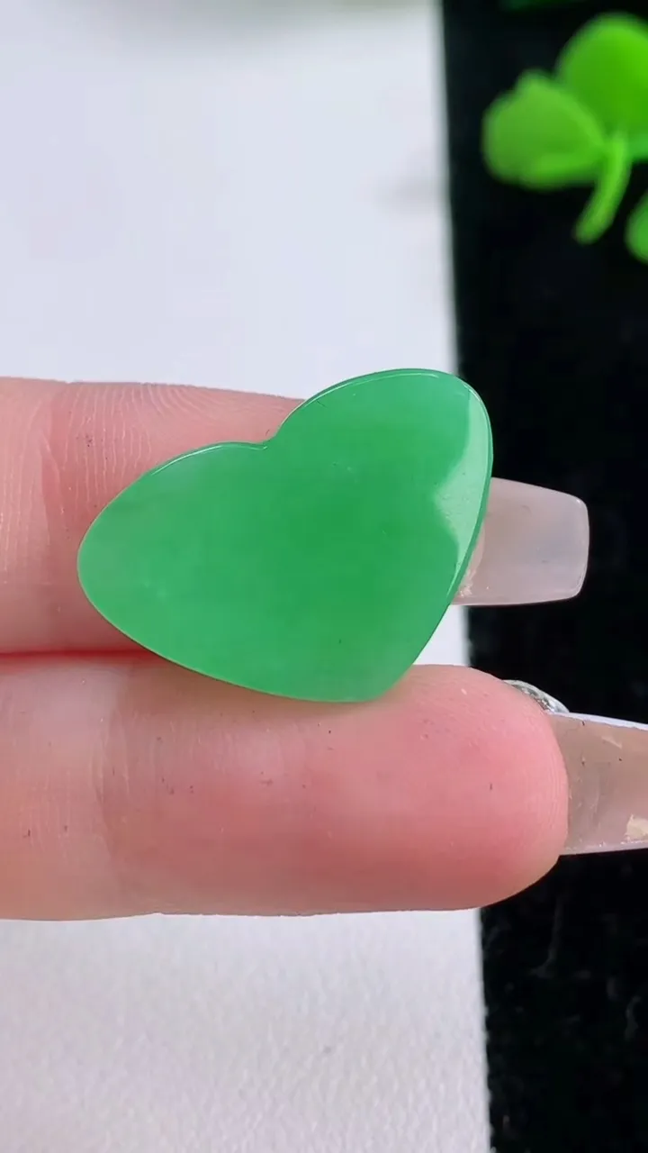 天然A货翡翠心形吊坠，尺寸23.7-15.9-2.4，重:2.25g
12月6日