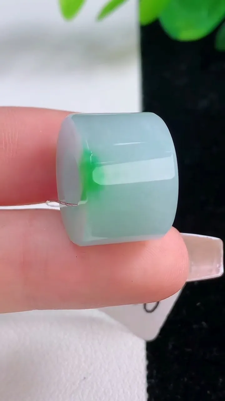 天然A货翡翠路路通吊坠，尺寸17.8-12.8，重量:9.60g
12月6日