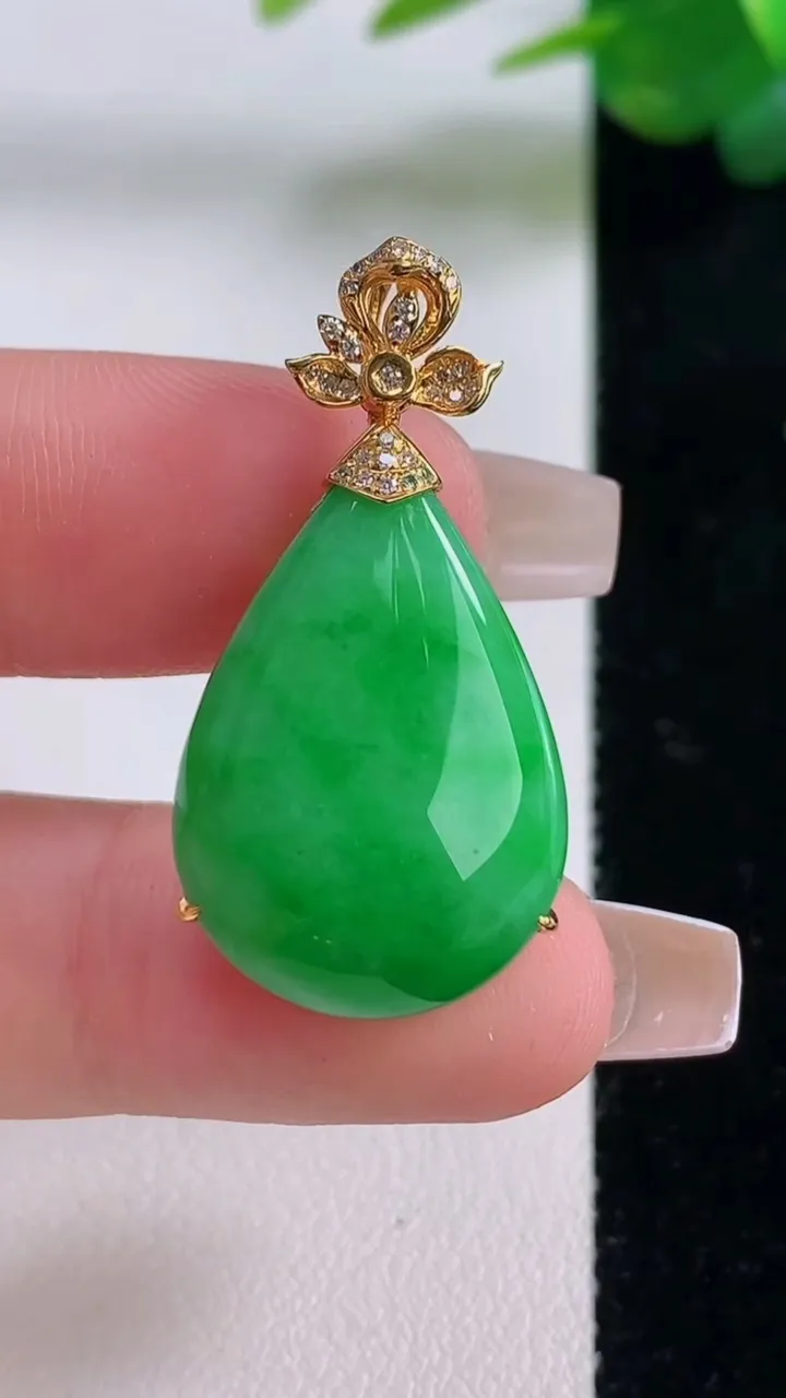 天然A货翡翠水滴吊坠，尺寸25.7-17.2-8.3，重量:6.63g
12月6日