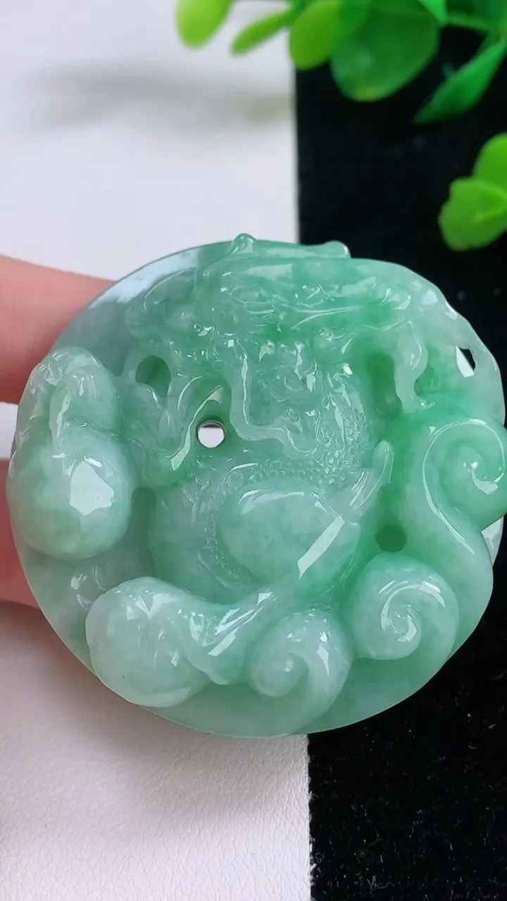 天然A货翡翠龙牌吊坠，尺寸52.7-13.8，重:74.28g
12月6日
