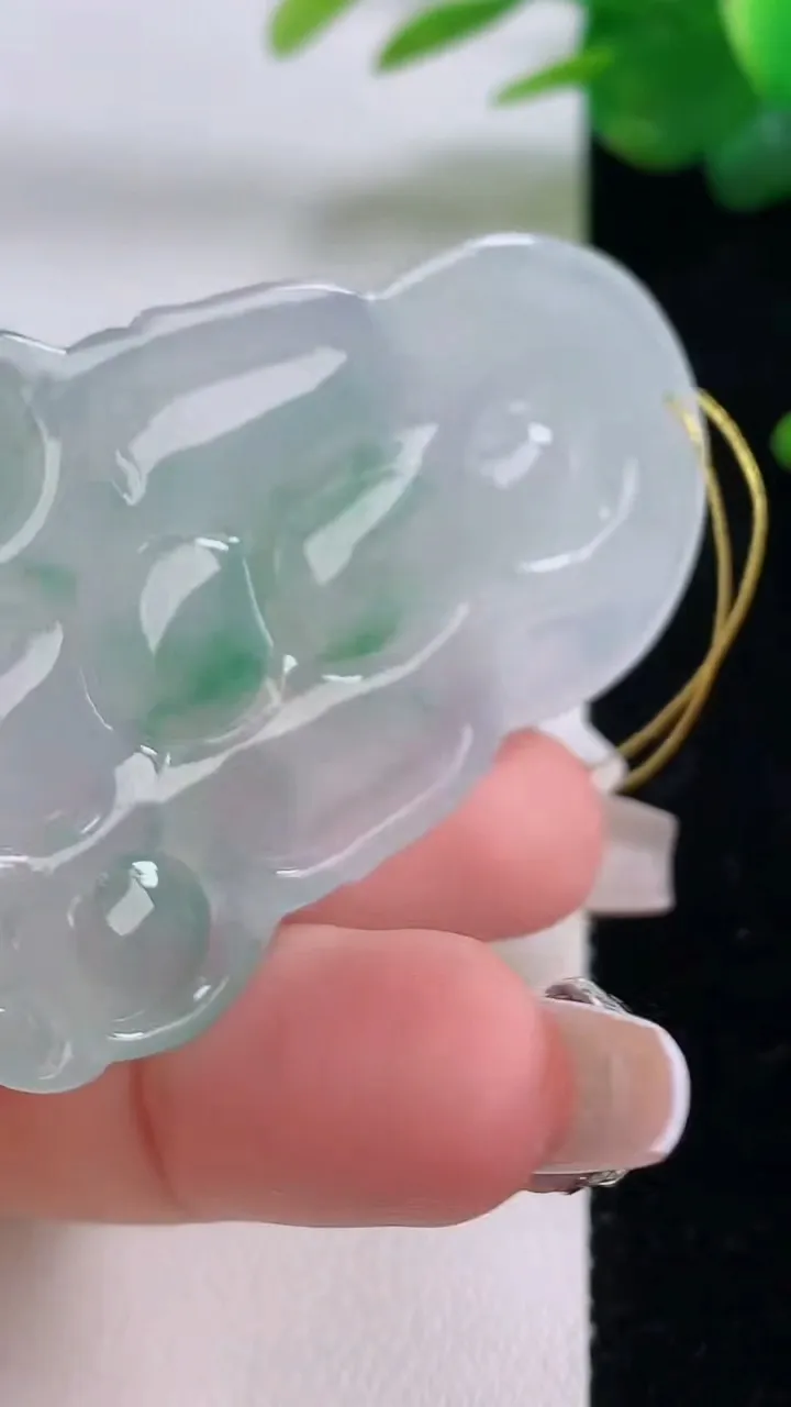 天然A货翡翠种飘花观音菩萨吊坠，尺寸55-36-4.9，重量:18.55g
12月6日