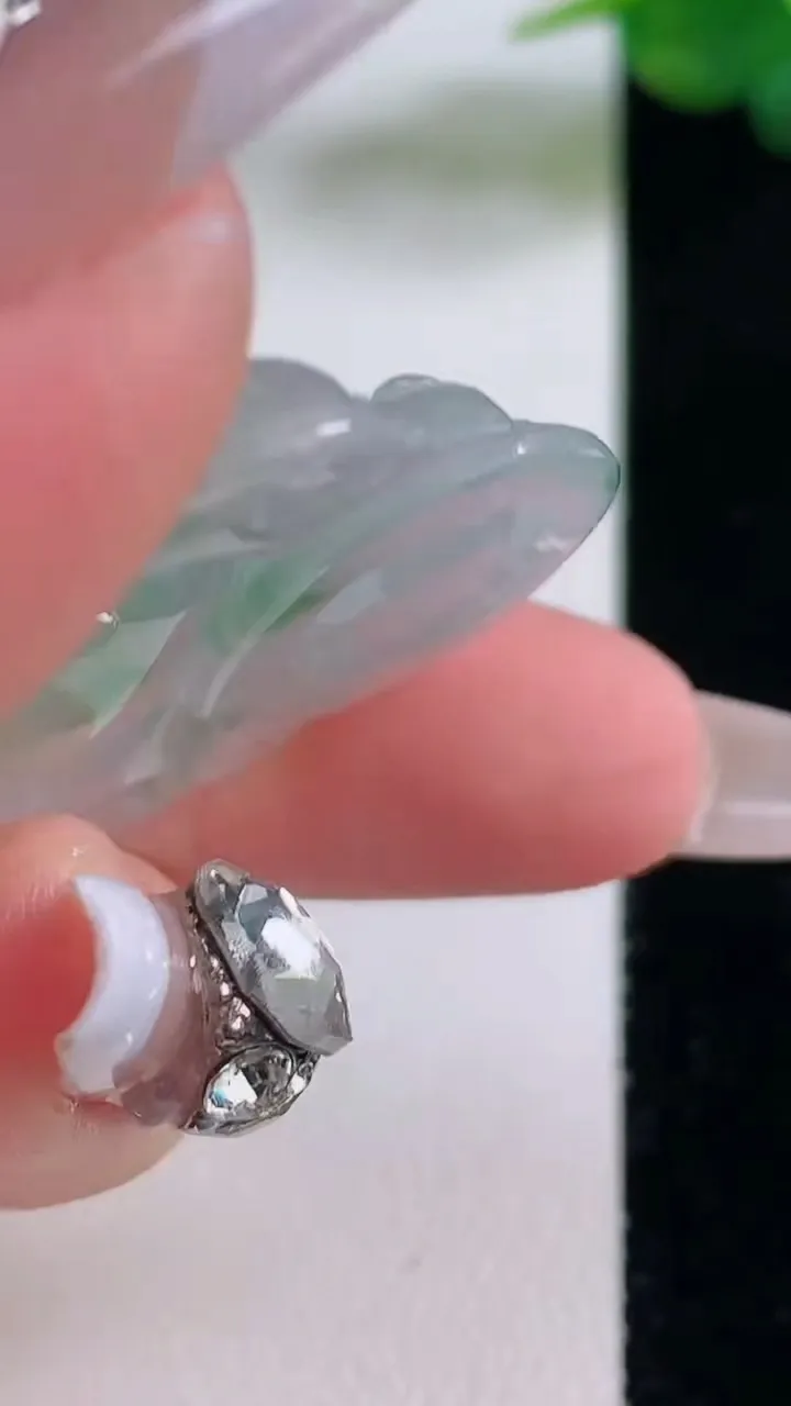 天然A货翡翠佛公吊坠，尺寸31.7-35-5.9，重量:10.14g
12月6日