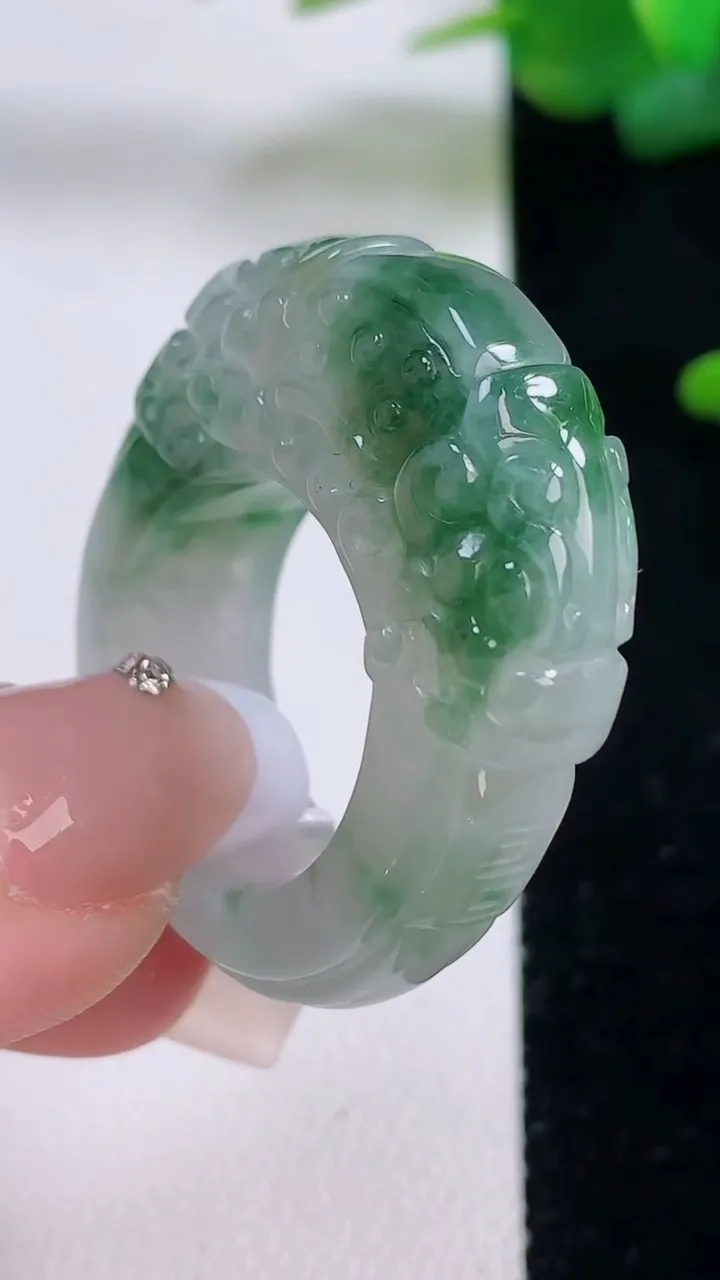 天然A货翡翠冰种飘花貔貅指环扳指，尺寸19.4-9.3-11.2，重量:16.85g2025年12月6日
工厂直销收藏佳品,种好水足，色泽均匀，有种有色，上手高大气！