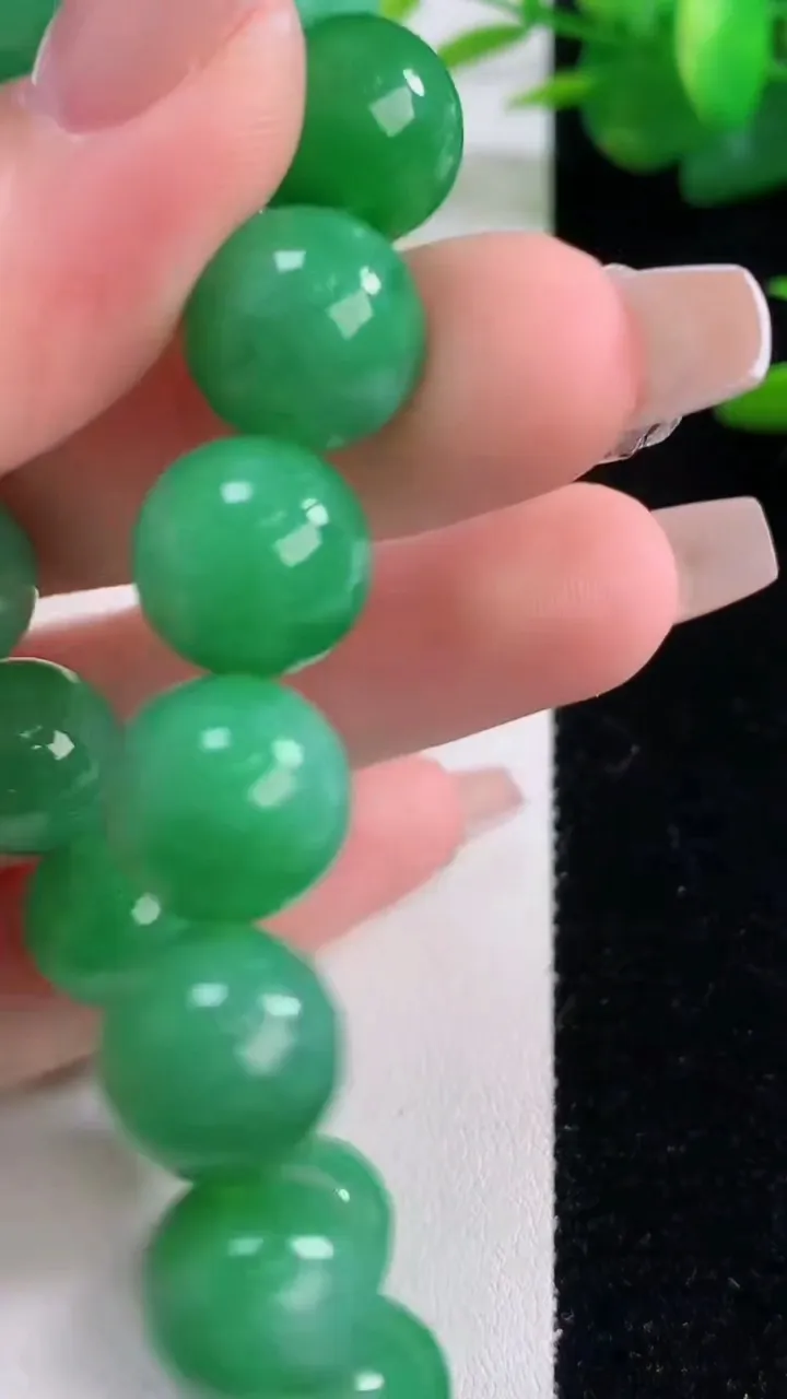天然A货翡翠圆珠手串，尺寸11.8-17颗，重量:50.58g12月6日
工厂直销收藏佳品,种好水足，色泽均匀，有种有色，上手高大气！