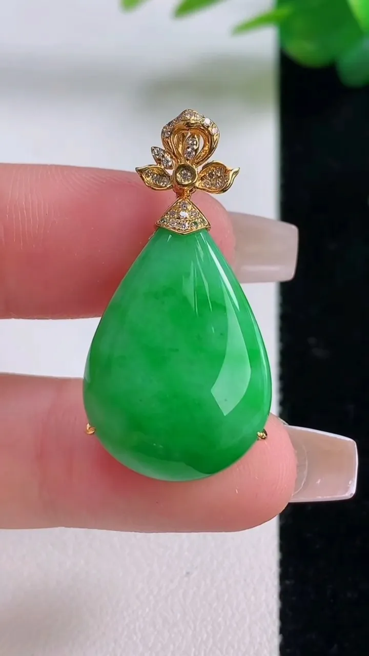 天然A货翡翠水滴吊坠，尺寸25.7-17.2-8.3，重量:6.63g
12月6日