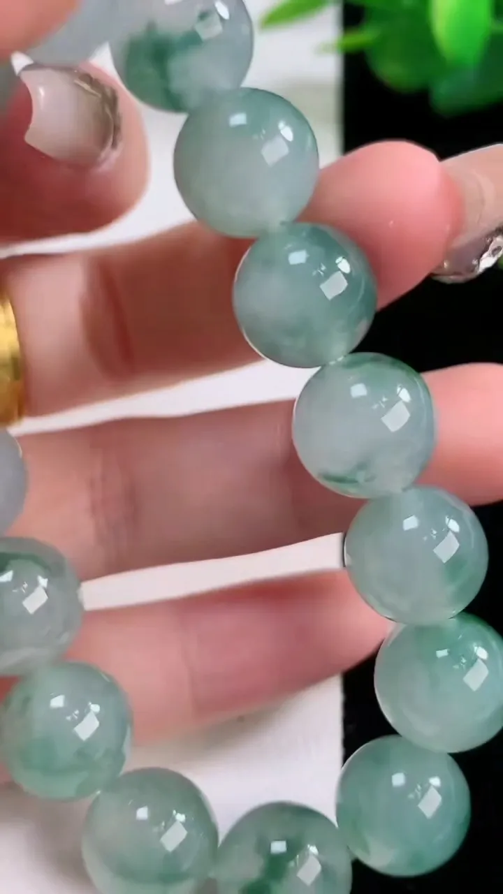 天然A货翡翠种飘花圆珠手串，尺寸12.5-16颗，重量:54.17g12月6日
工厂直销收藏佳品,种好水足，色泽均匀，有种有色，上手高大气！