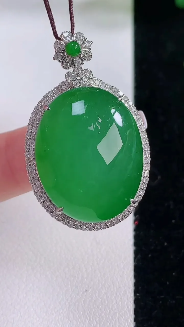 天然A货翡翠蛋面吊坠，尺寸37.3-23-12.7，裸石24.5-19.2重量:13.46g
12月6日