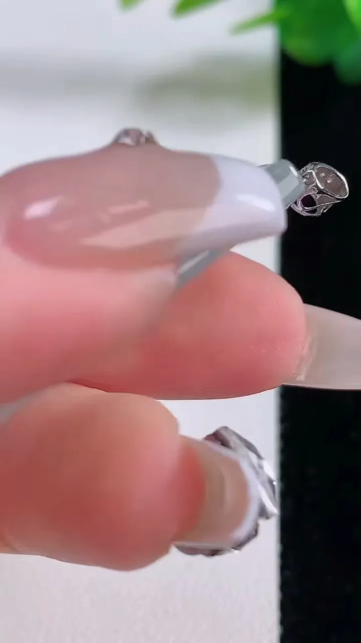 天然A货翡翠种飘花龙牌吊坠，尺寸36.6-25.5-4，重量:9.07g
12月6日