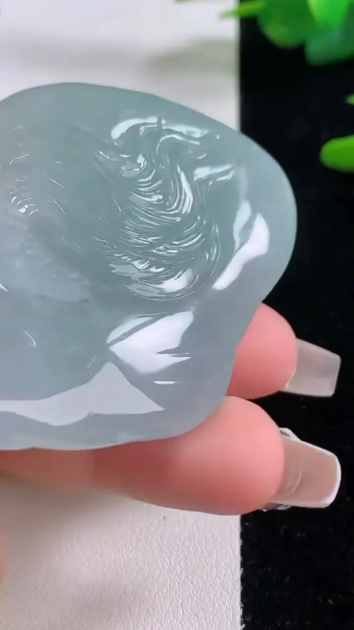 天然A货翡翠种白冰龙牌吊坠，尺寸65-48-9.2，重量:55.98g
12月6日