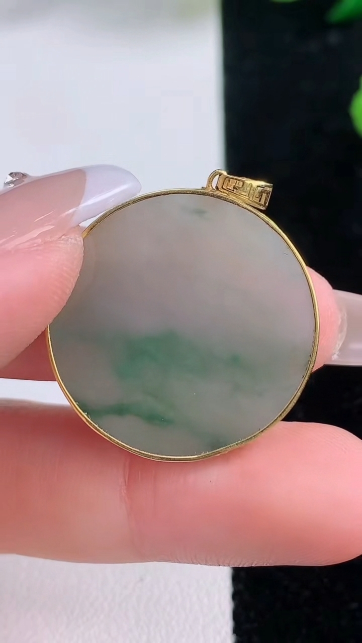 天然A货翡翠无事牌吊坠，尺寸25.5-3.2，重:5.36g
12月6日