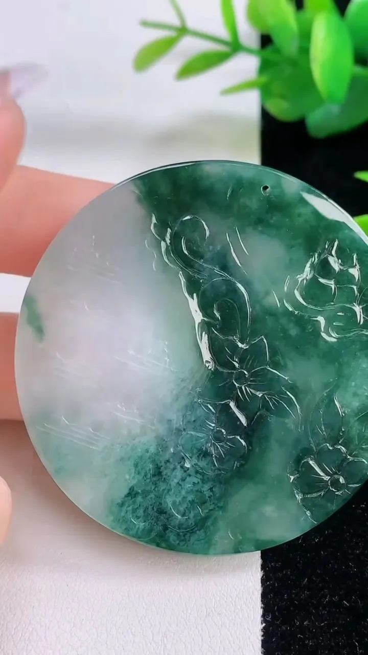 天然A货翡翠冰种飘花一念之间吊坠，尺寸54.4-5.5，重量:36.53g
12月6日