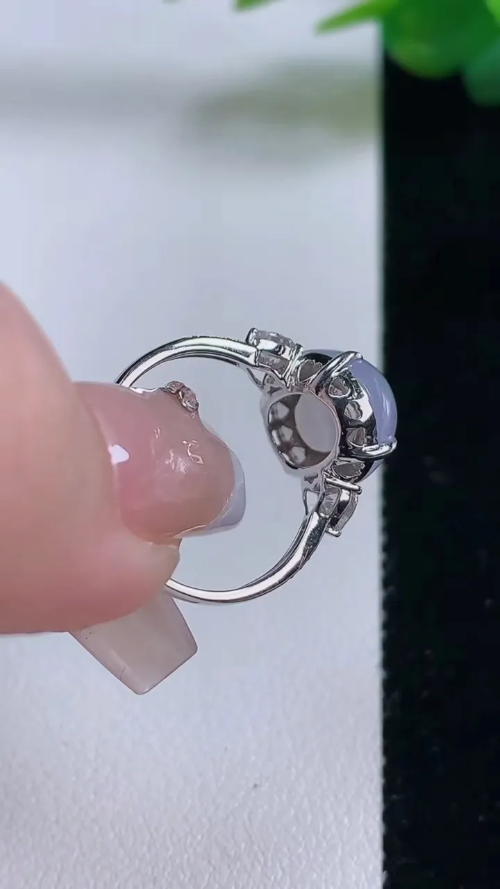 天然A货翡翠18K金紫罗兰蛋面戒指，尺寸17.6-11.7-10.5-7.5，重量:3.05g2025年12月6日
工厂直销收藏佳品,种好水足，色泽均匀，有种有色，上手高大气！