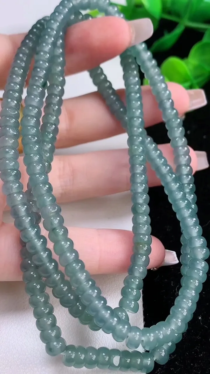 天然A货翡翠算盘珠项链，尺寸5.2-232颗，重:42.74g12月6日
工厂直销收藏佳品,种好水足，色泽均匀，有种有色，上手高大气！