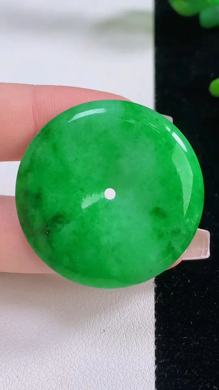 天然A货翡翠平安扣吊坠，尺寸37-5.4，重量:15.89g
12月6日