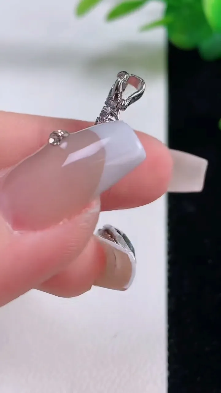 天然A货翡翠福瓜吊坠，尺寸32-11.3-6.6，裸石19.7-7.4重量:3.25g
12月6日