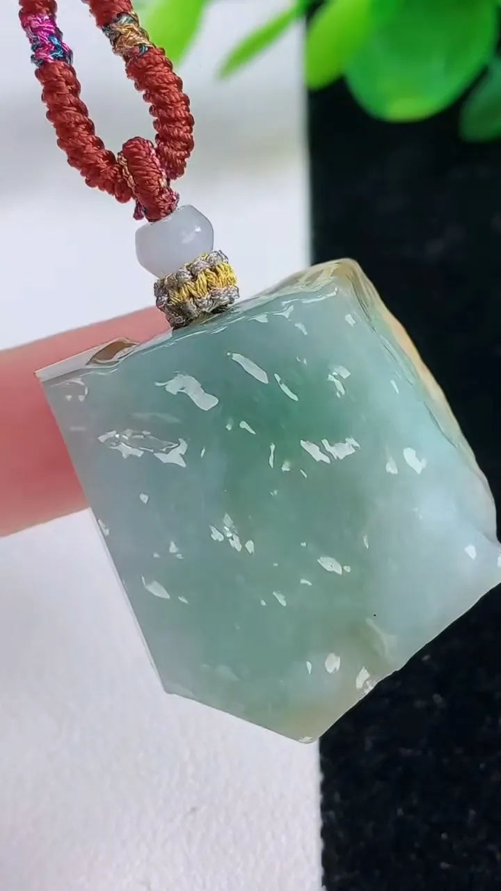 天然A货翡翠双彩原石吊坠，尺寸32.4-28-9.7，重量:21.60g
12月6日