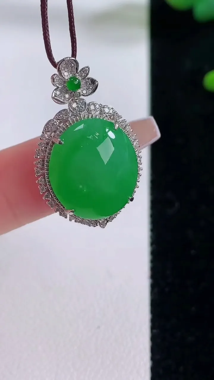 天然A货翡翠蛋面吊坠，尺寸28.4-17.6-9，裸石15.8-14重量:4.78g
12月6日