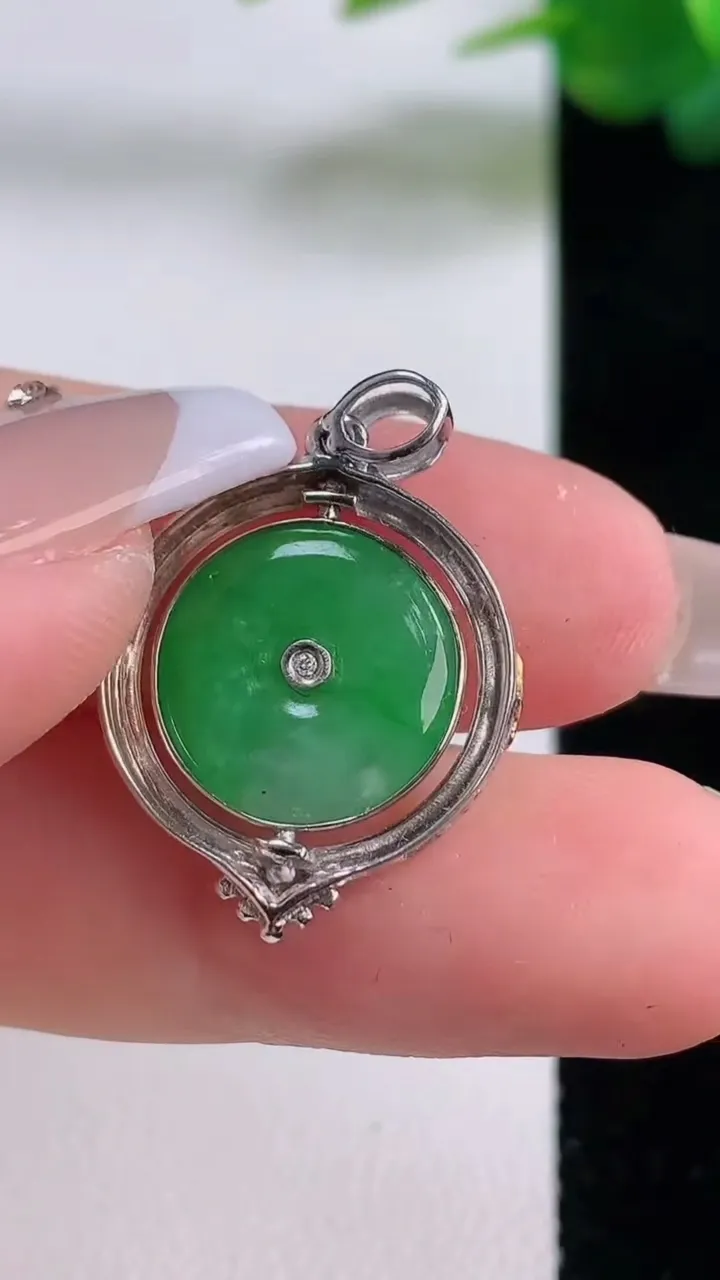 天然A货翡翠平安扣吊坠，尺寸18.5-2.7，重量:2.65g
12月6日