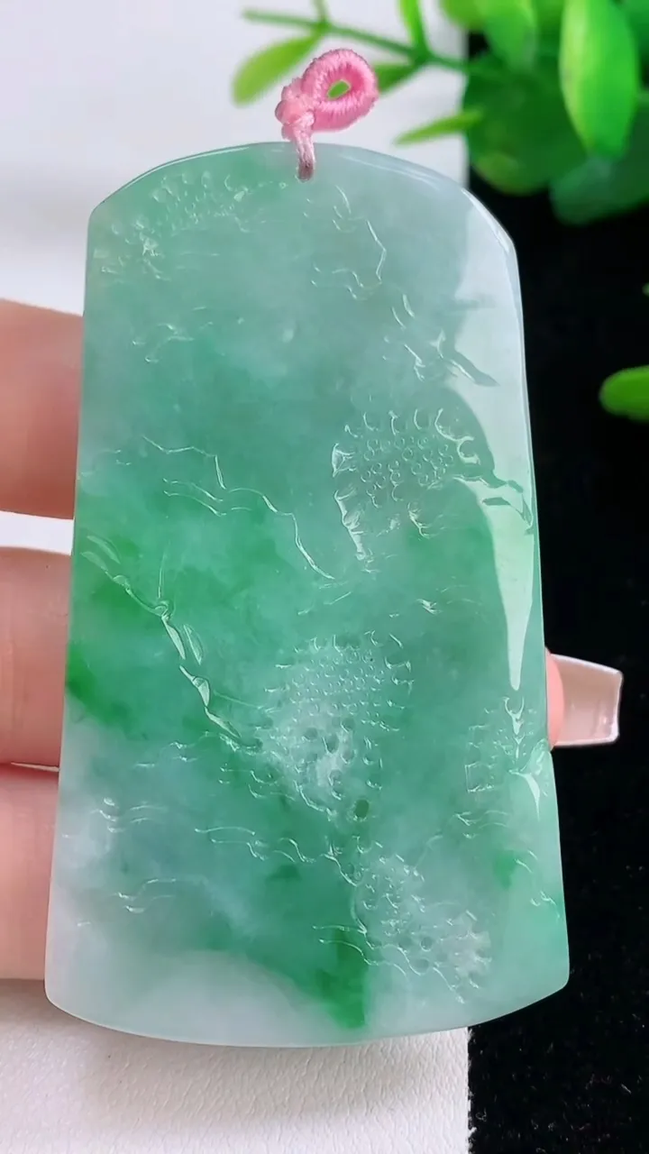 天然A货翡翠山水牌吊坠，尺寸65.3-37.4-4，重量:28.92g
12月6日