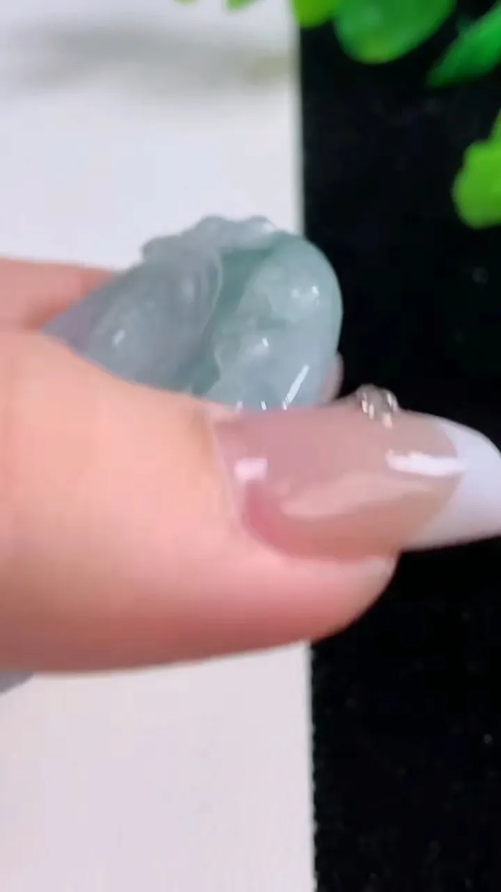 天然A货翡翠飘花大日如来吊坠，尺寸54.6-5.6，重:32.61g
12月6日