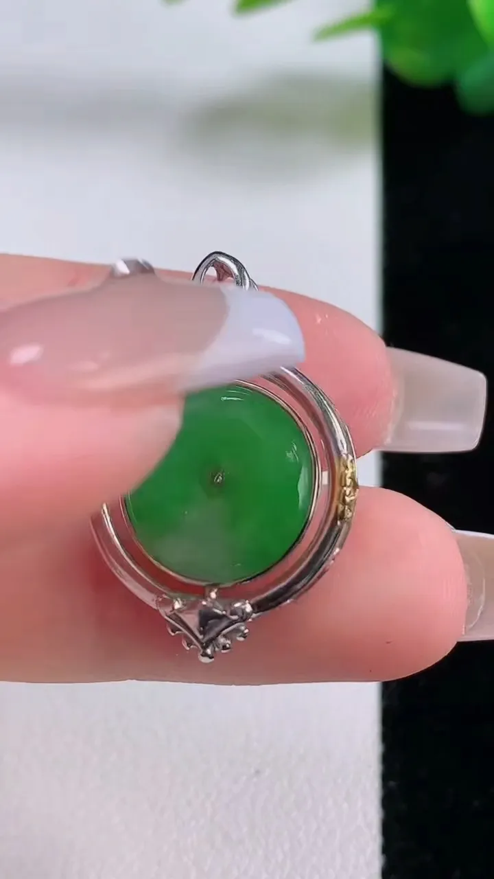 天然A货翡翠平安扣吊坠，尺寸18.5-2.7，重量:2.65g
12月6日