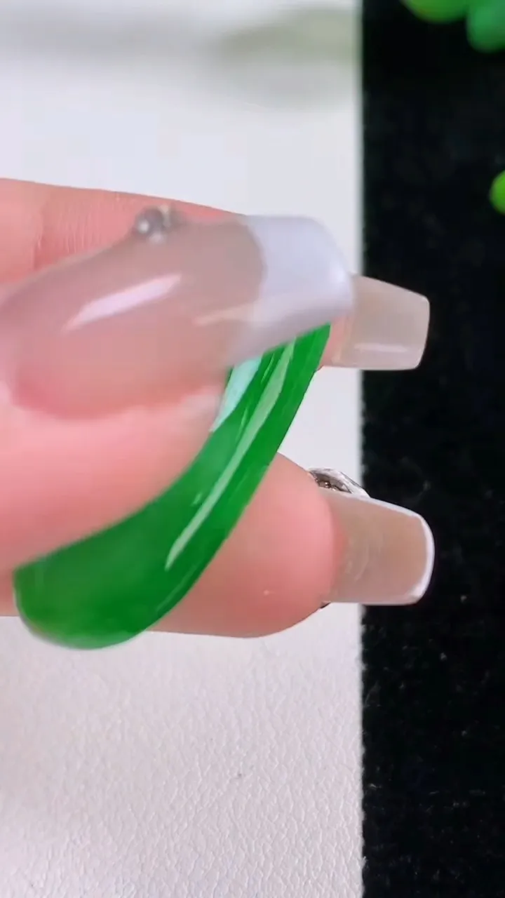 天然A货翡翠福瓜吊坠，尺寸33.6-16-5.4，重量:7.03g
12月6日