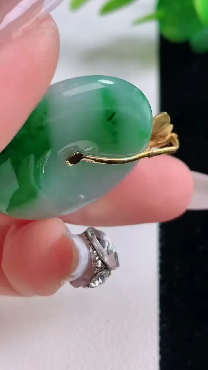 天然A货翡翠平安扣吊坠，尺寸28.8-5.4，重量:10.50g
12月6日