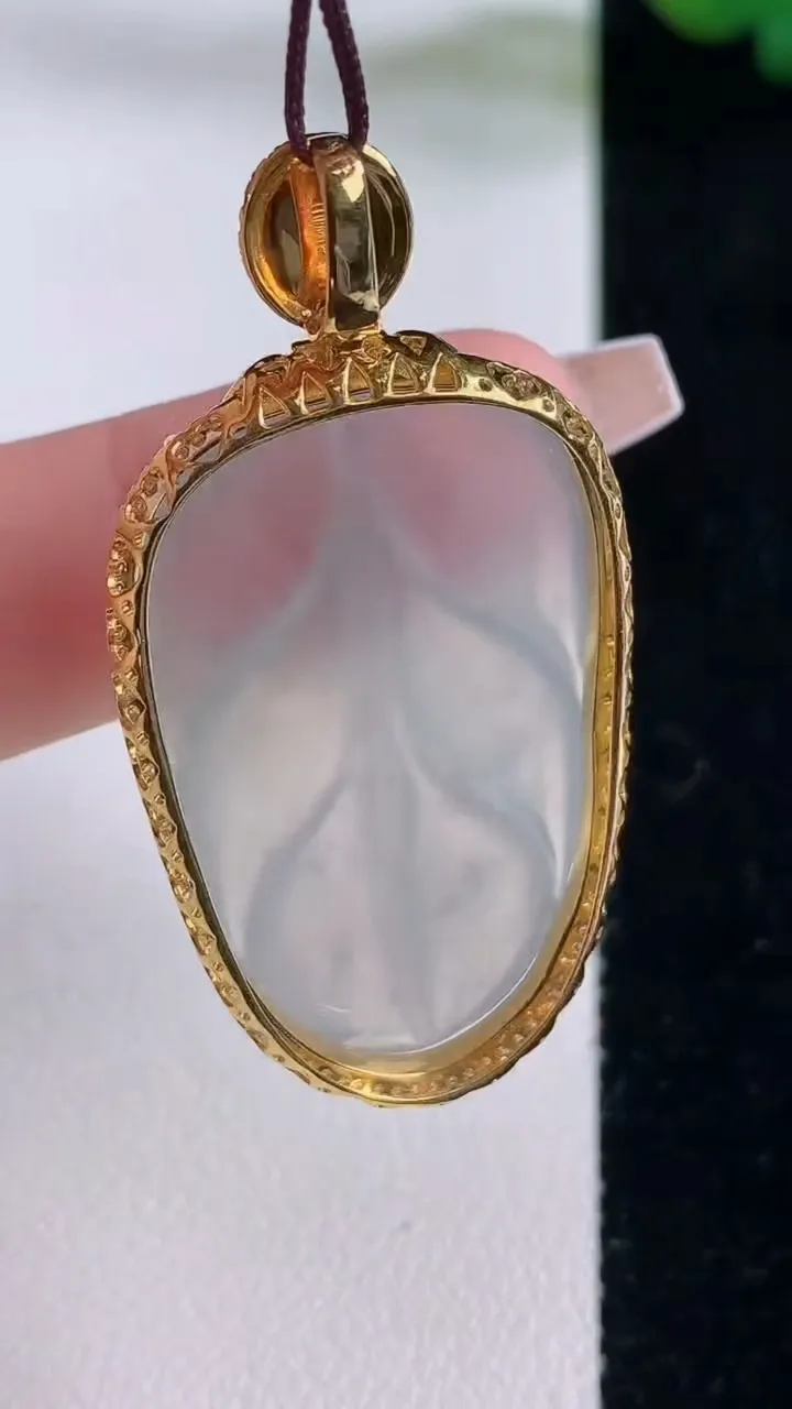 天然A货翡翠种白冰金枝玉叶 叶子吊坠，尺寸45.8-22.7-7.5，裸石33.2-20.5重量:8.68g
12月6日