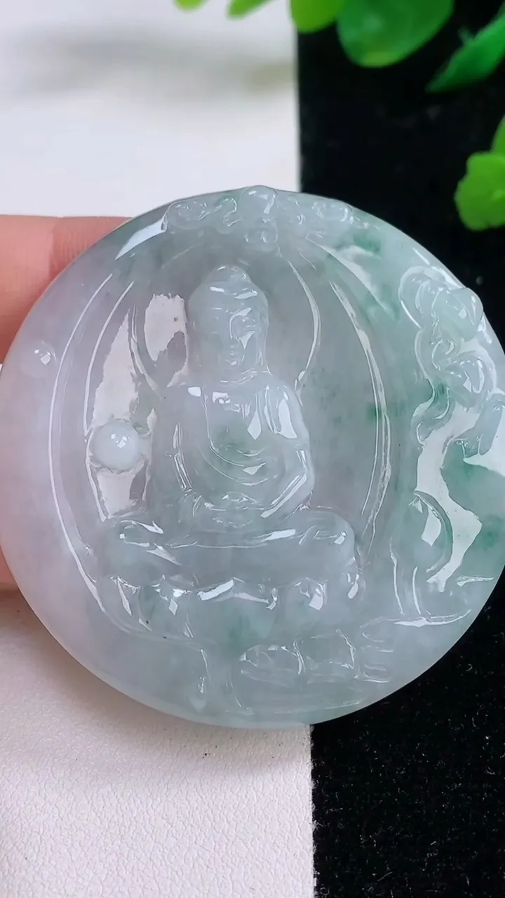 天然A货翡翠飘花大日如来吊坠，尺寸54.6-5.6，重:32.61g
12月6日